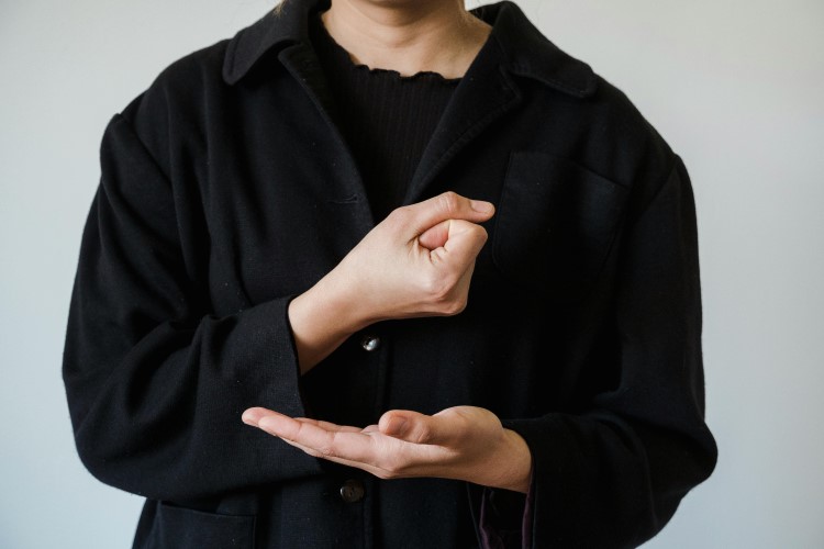 Easily Teach ASL to homeschoolers! Explore inclusive strategies, visual learning, and tech integration in our guide. 